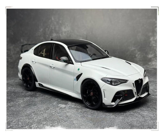 Alfa Romeo Giulia GTAm Modellauto im Maßstab 1:18, Metall-Druckgussmodell, Geschenkset, statisches Dekorationsobjekt, Simulationsfahrzeug-Spielset