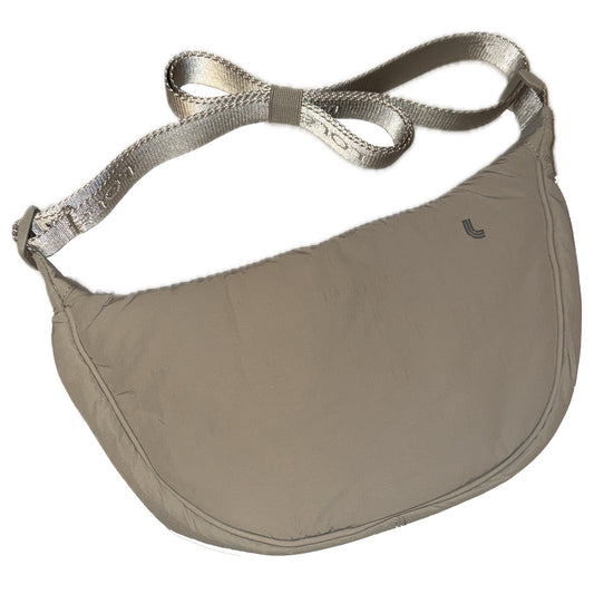 Lolë Damen-Umhängetasche in Beige – Leichte Reisetasche