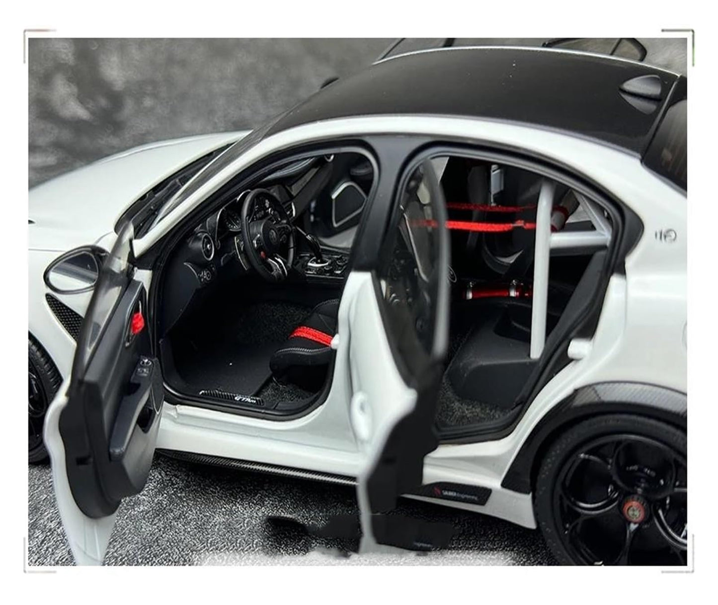 1:18 Alfa Romeo Giulia GTAm Car Model Metal Die Cast Model Gift Collection Static Ornaments Decorations Simulation Vehicle Playset