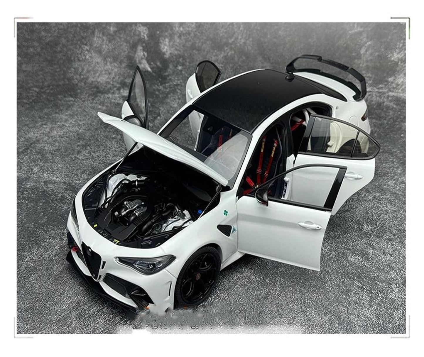 1:18 Alfa Romeo Giulia GTAm Car Model Metal Die Cast Model Gift Collection Static Ornaments Decorations Simulation Vehicle Playset