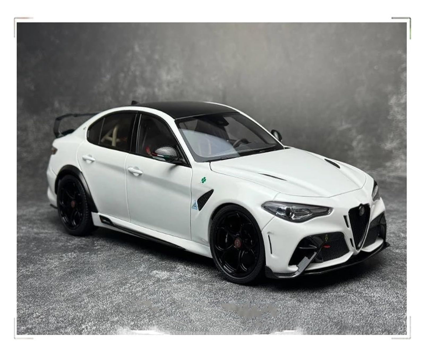 1:18 Alfa Romeo Giulia GTAm Car Model Metal Die Cast Model Gift Collection Static Ornaments Decorations Simulation Vehicle Playset